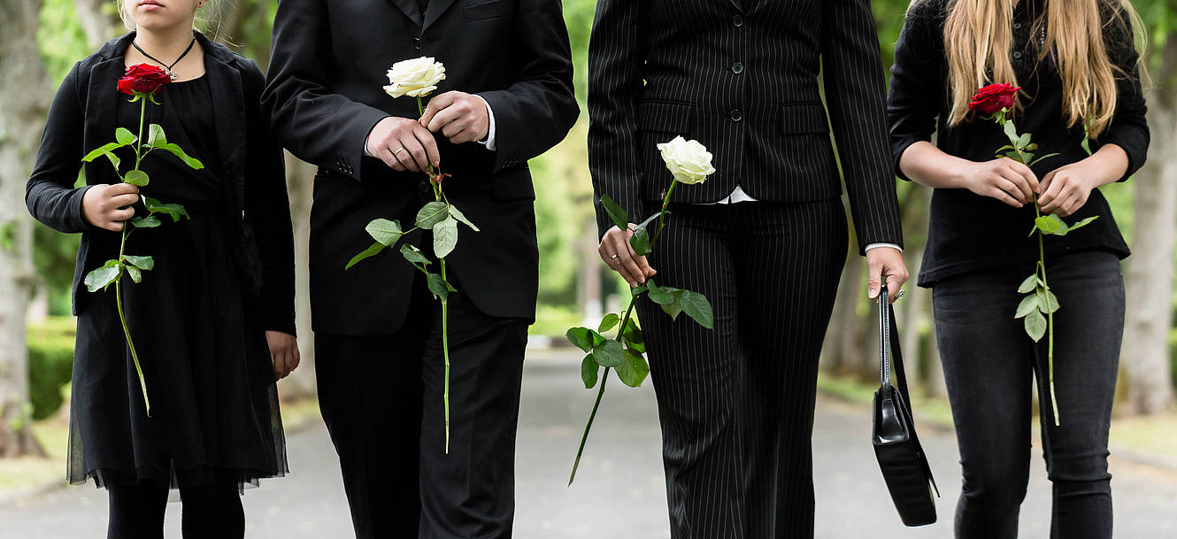 Familie auf dem Friedhof