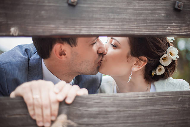 Küssendes Brautpaar