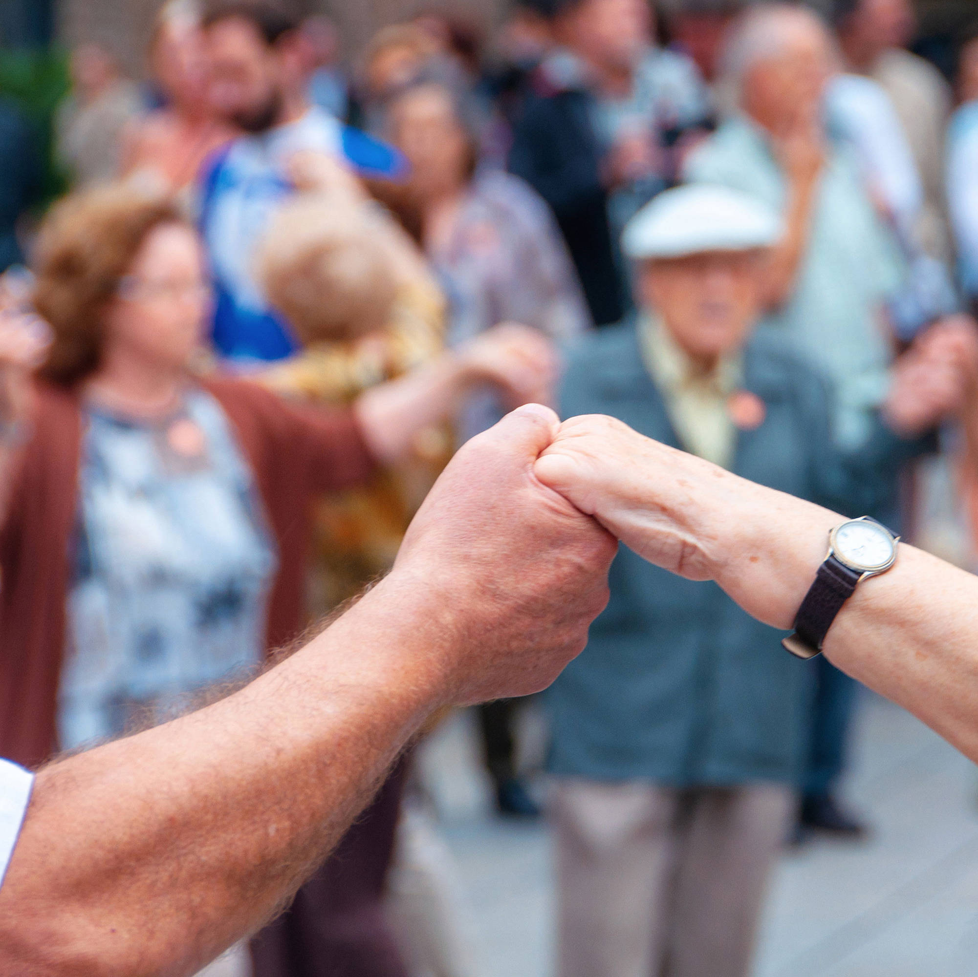 Menschen beim Kreistanz