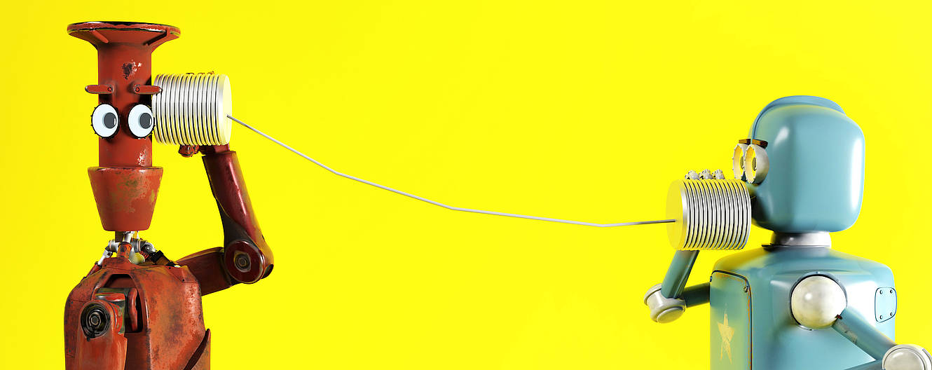 zwei Roboter mit Dosentelefon