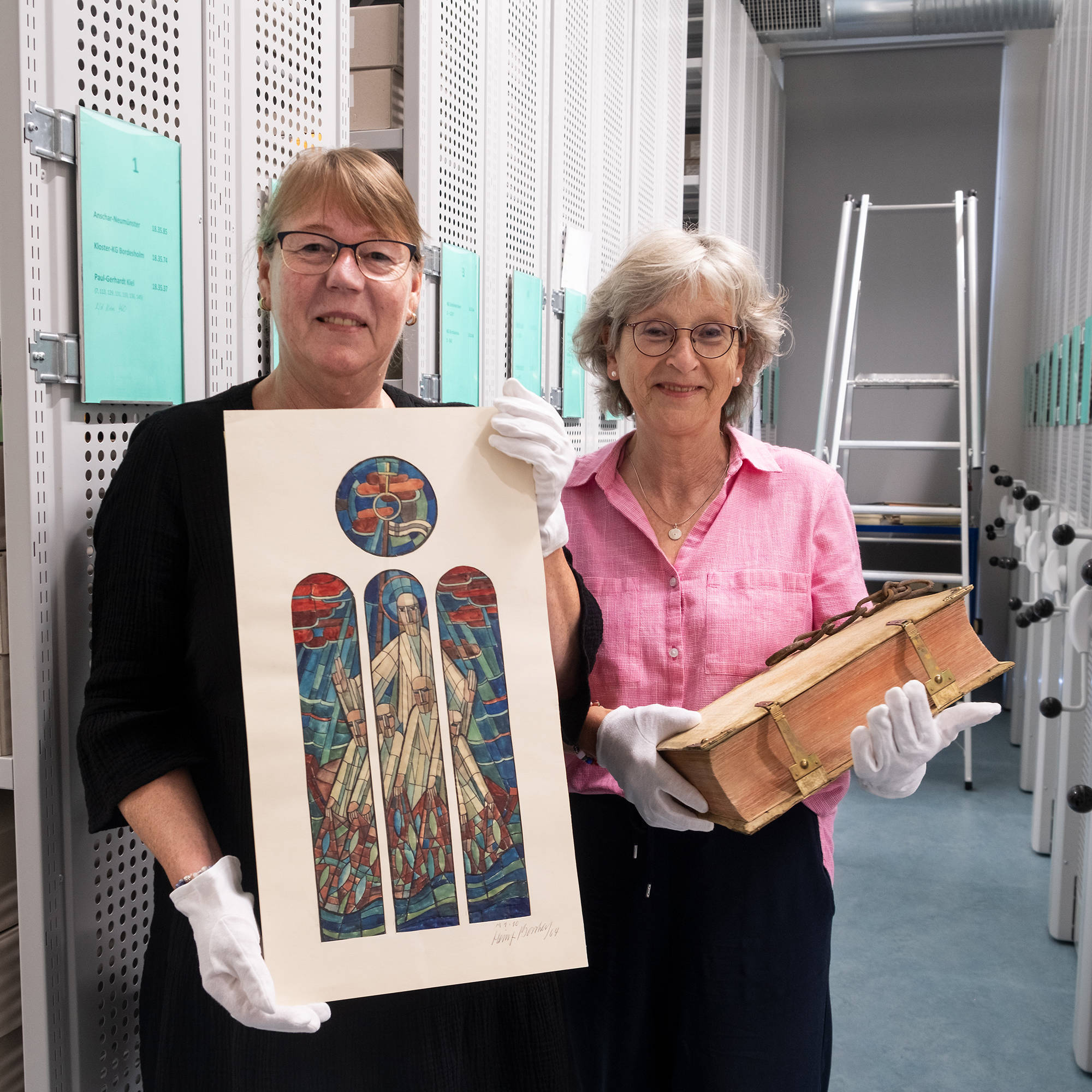 Ute Petermann (l.) und Sybille Kaak präsentieren kleine Schätze aus dem Archiv