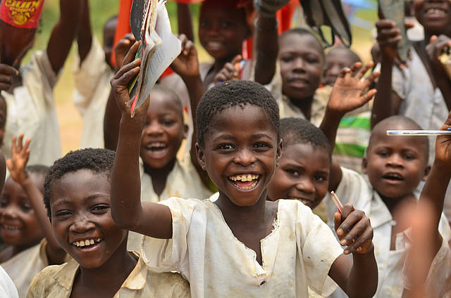 Kinder im Kongo freuen sich über Schulhefte