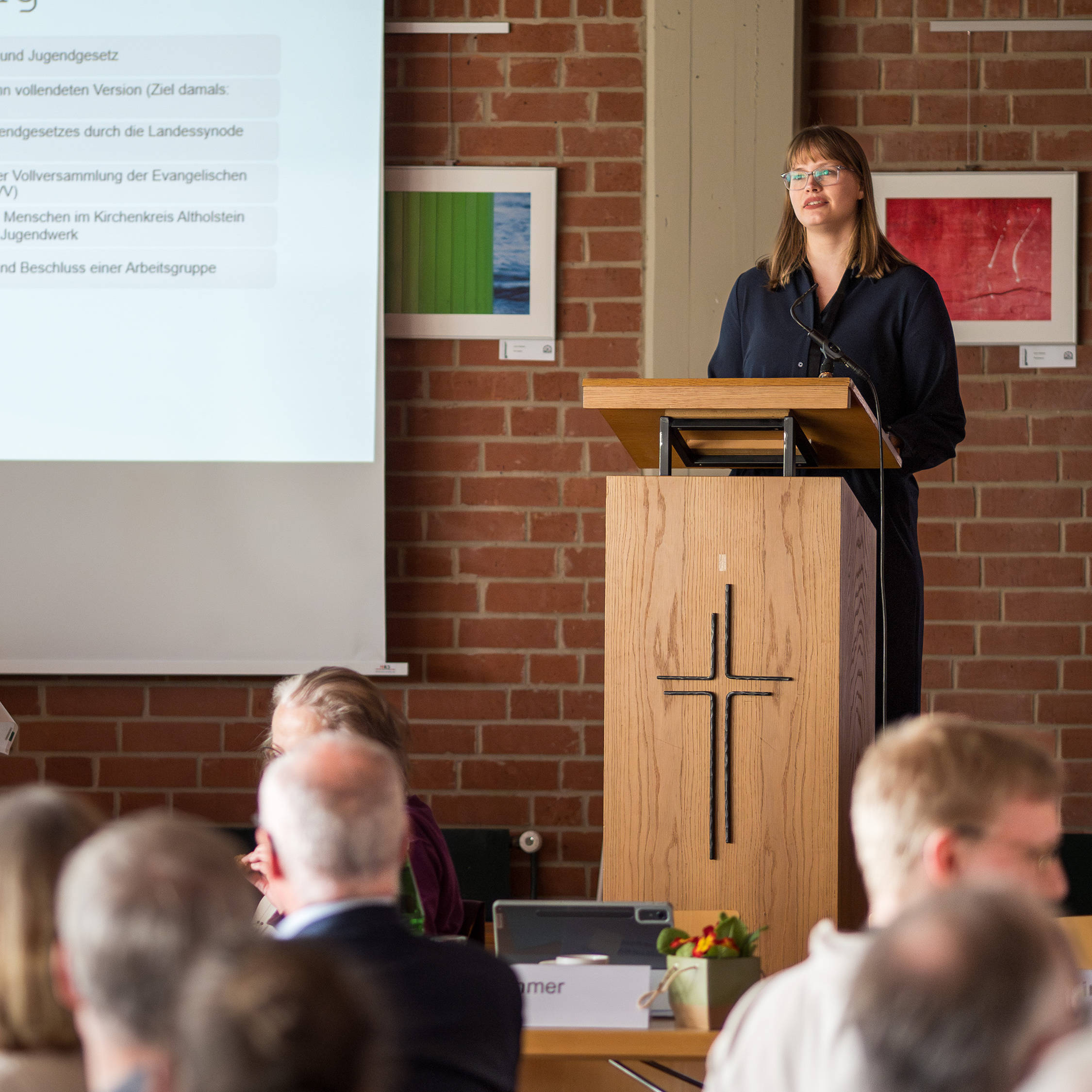 Friederike Fischer stellt der Synode die neue Konzeption für die Jugendarbeit vor