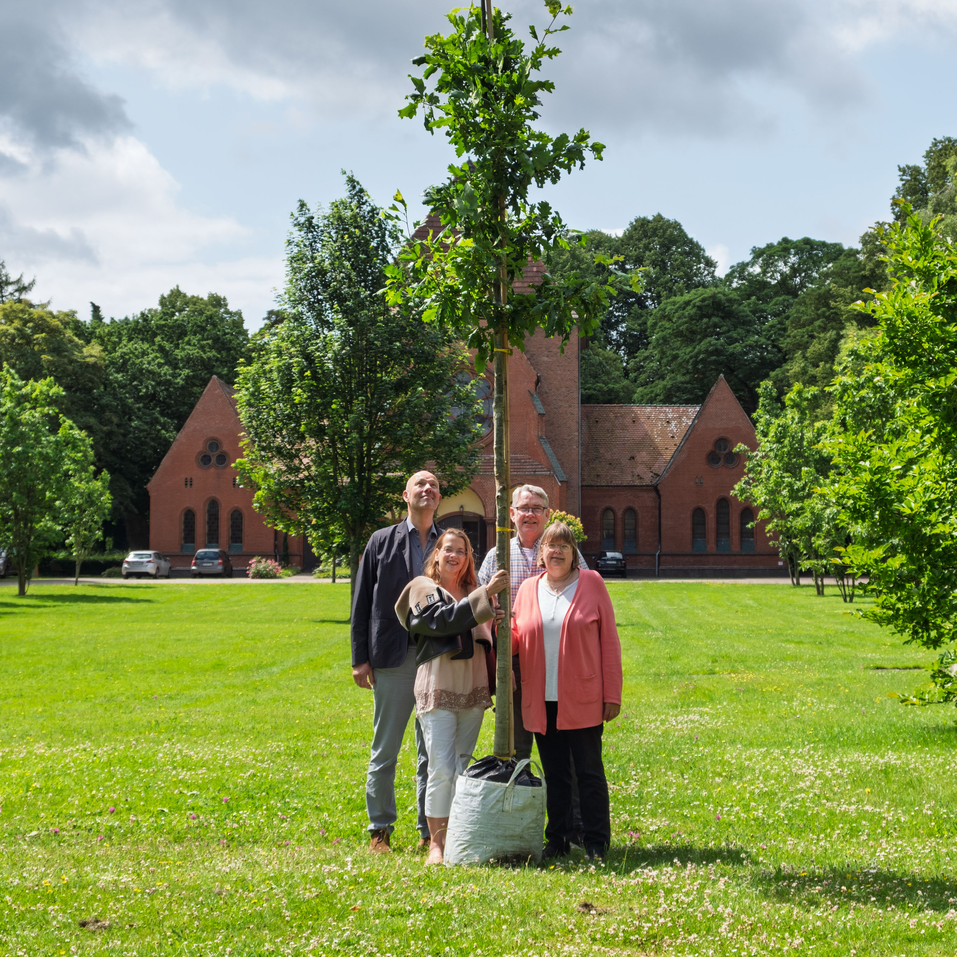 Sascha Lohmann, Ina F. Strege, Jörgen Schulz, Almut Witt mit Jubiläumseiche