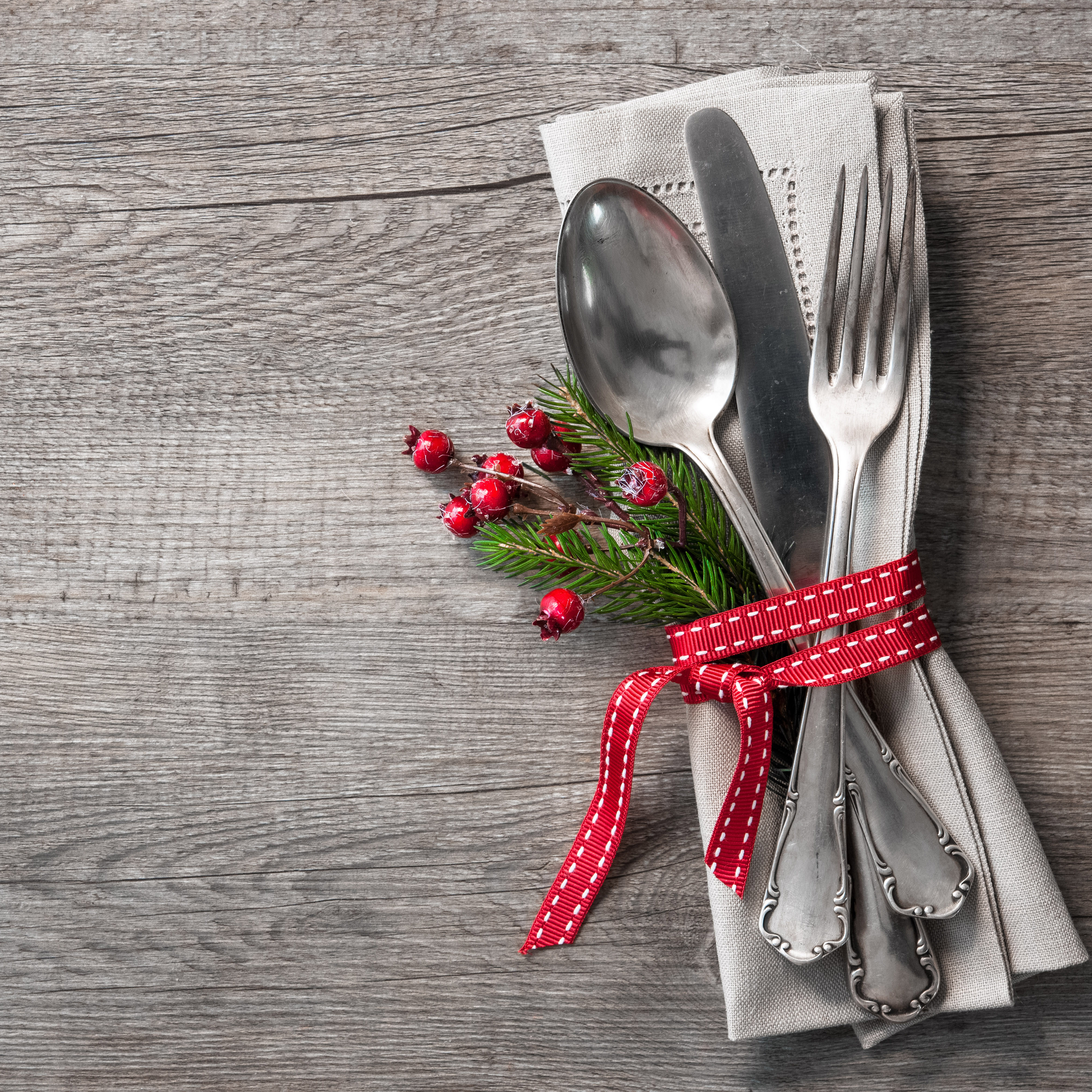 festlich geschmücktes Essbesteck