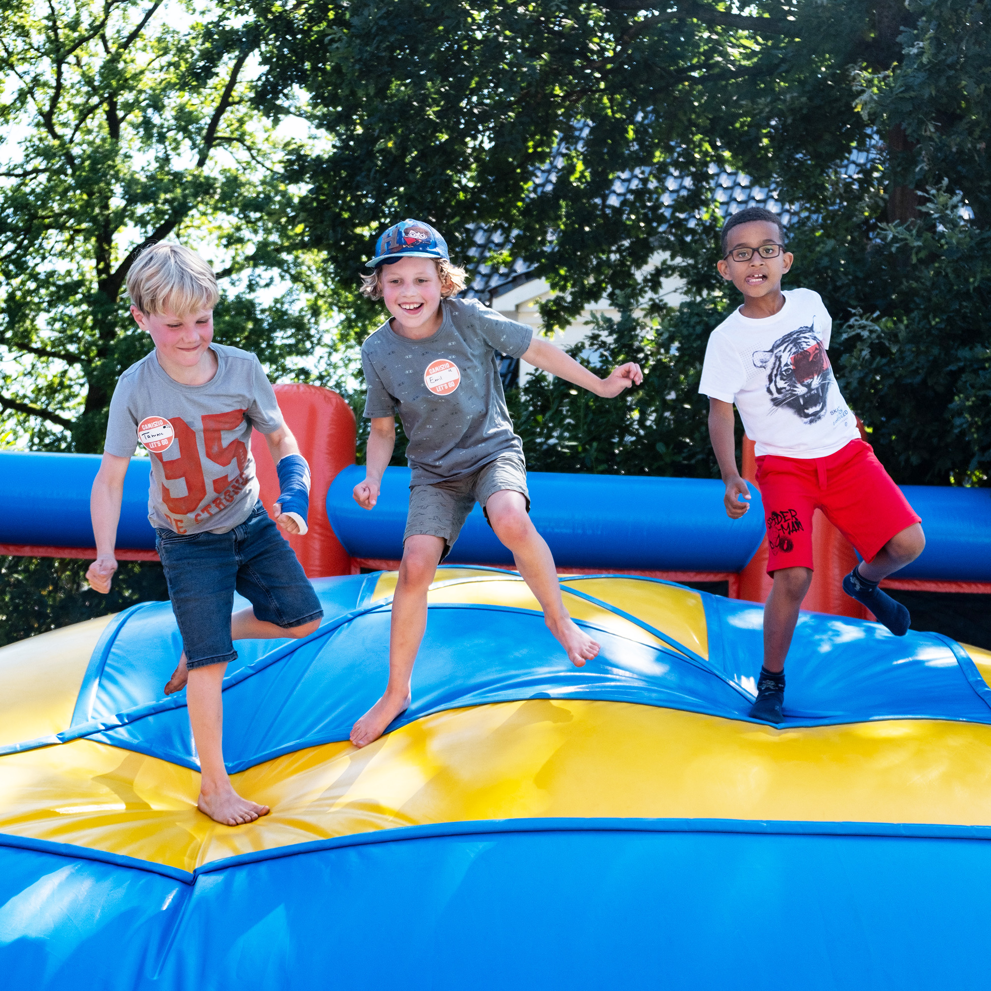 Tamme, Emil und Willem auf der Hüpfburg