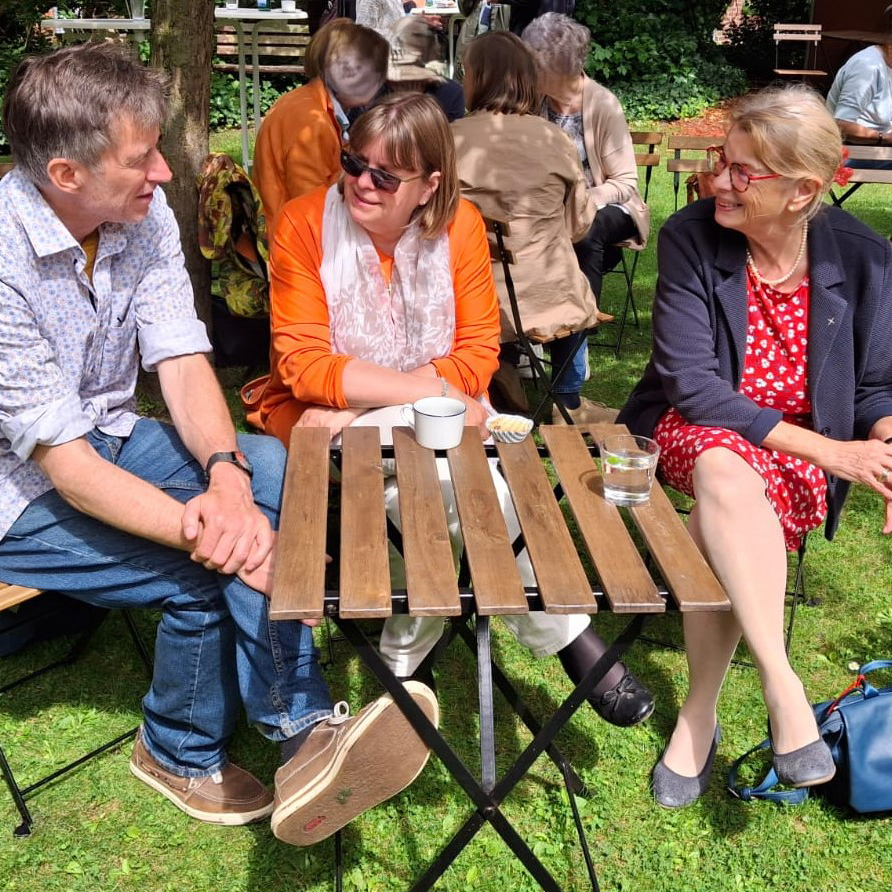 Pastor Henning Ernst, Pröpstin Almut Witt und Ulrike Hillmann feiern mit der Telefonseelsorge Jubiläum
