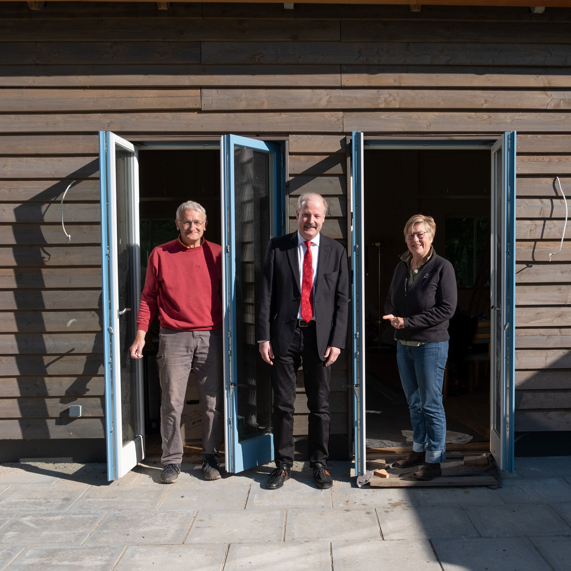 Hans Fischbach, Pastor Christian Sievers, Christina Schoennagel am Hintereingang des Gemeindehauses Hasselgrund