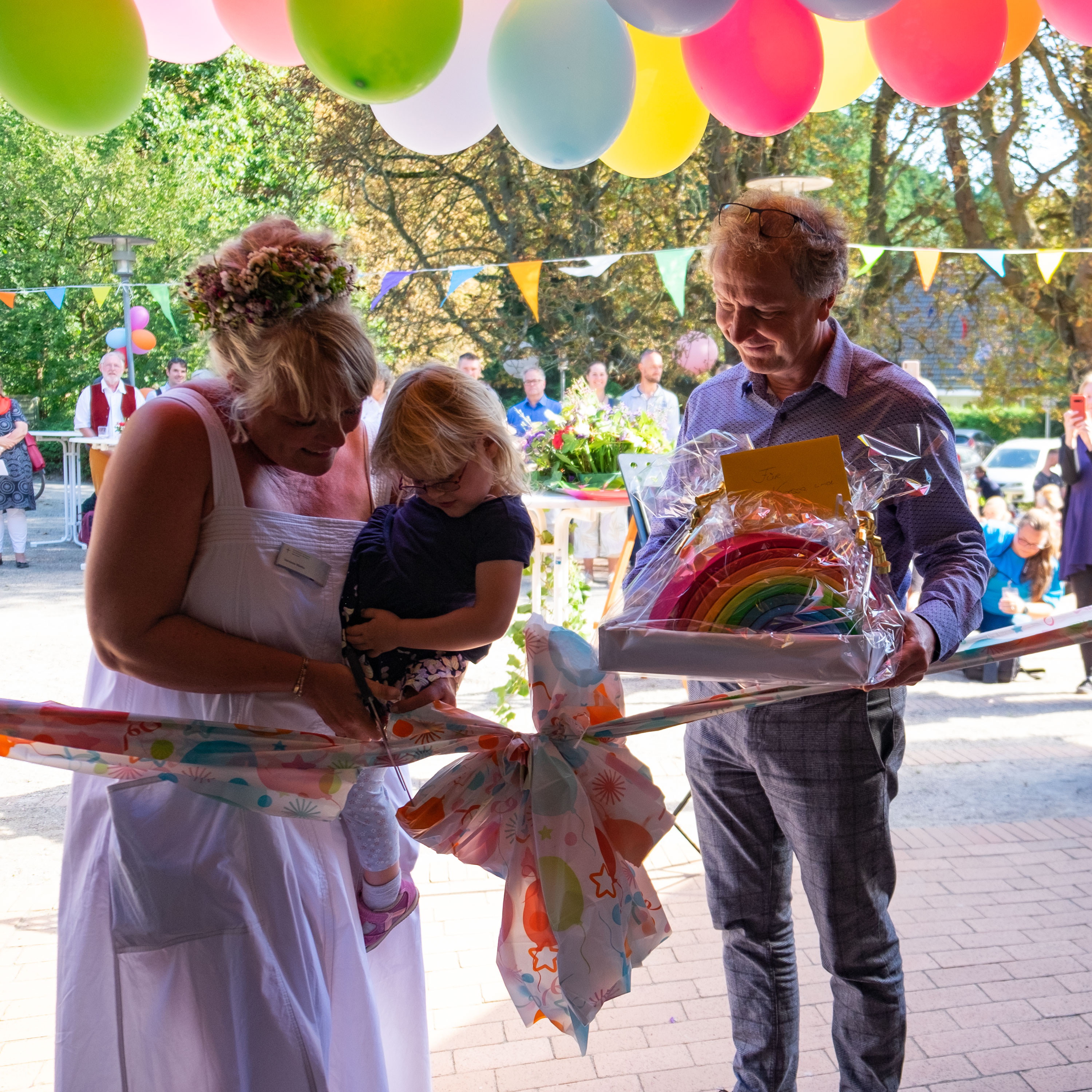 Kitaleiterin Vanessa Mielke schneidet die große Schleife durch