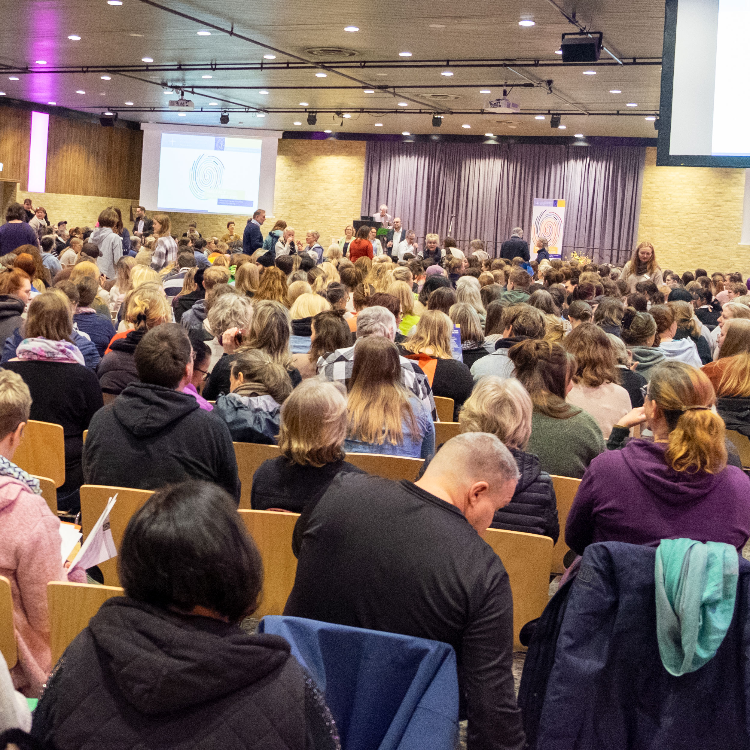 Mitarbeitende in der Holstenhalle auf dem Kitafachtag Mitarbeitende in der Holstenhalle auf dem Kitafachtag