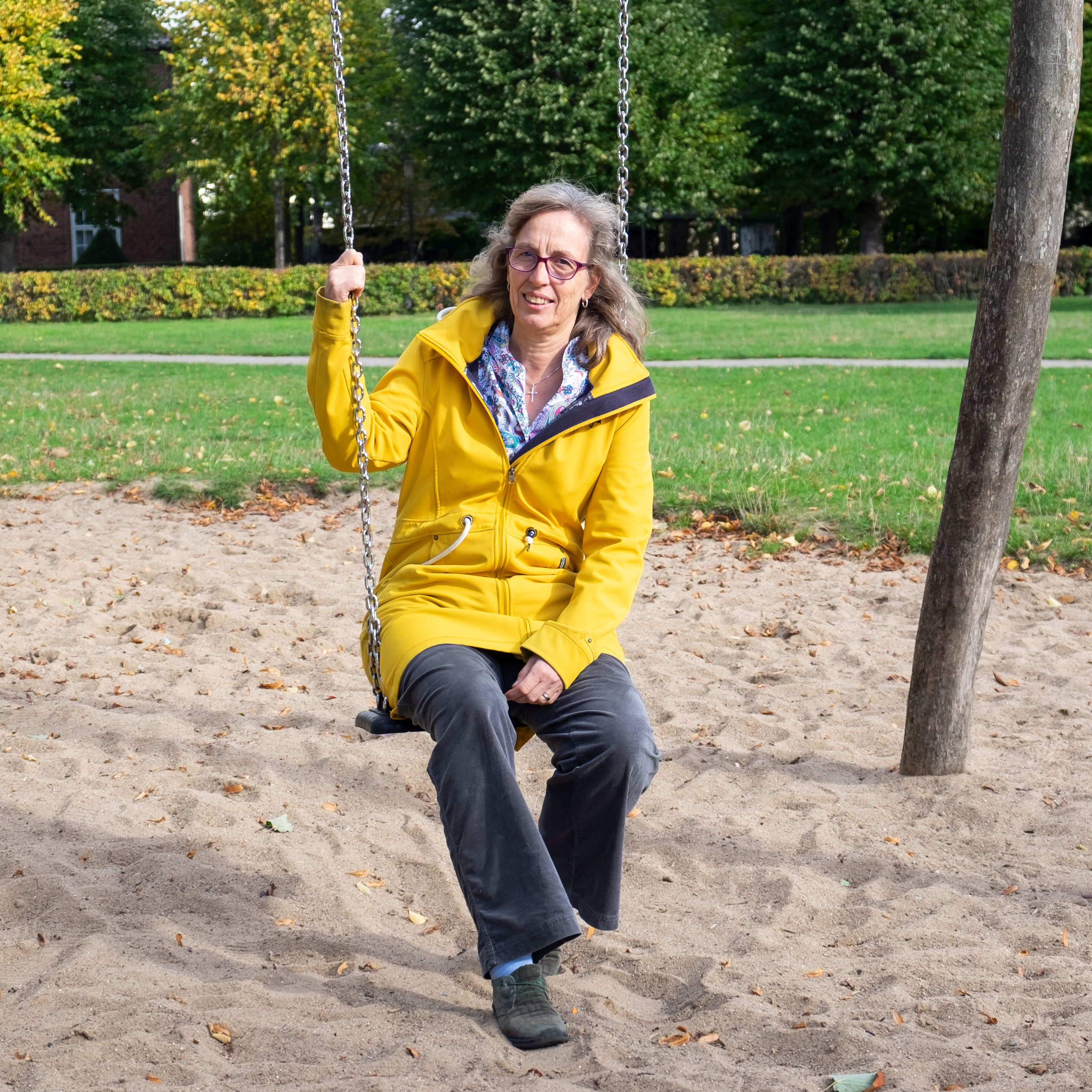 Diakonin Silke Leng auf der Schaukel