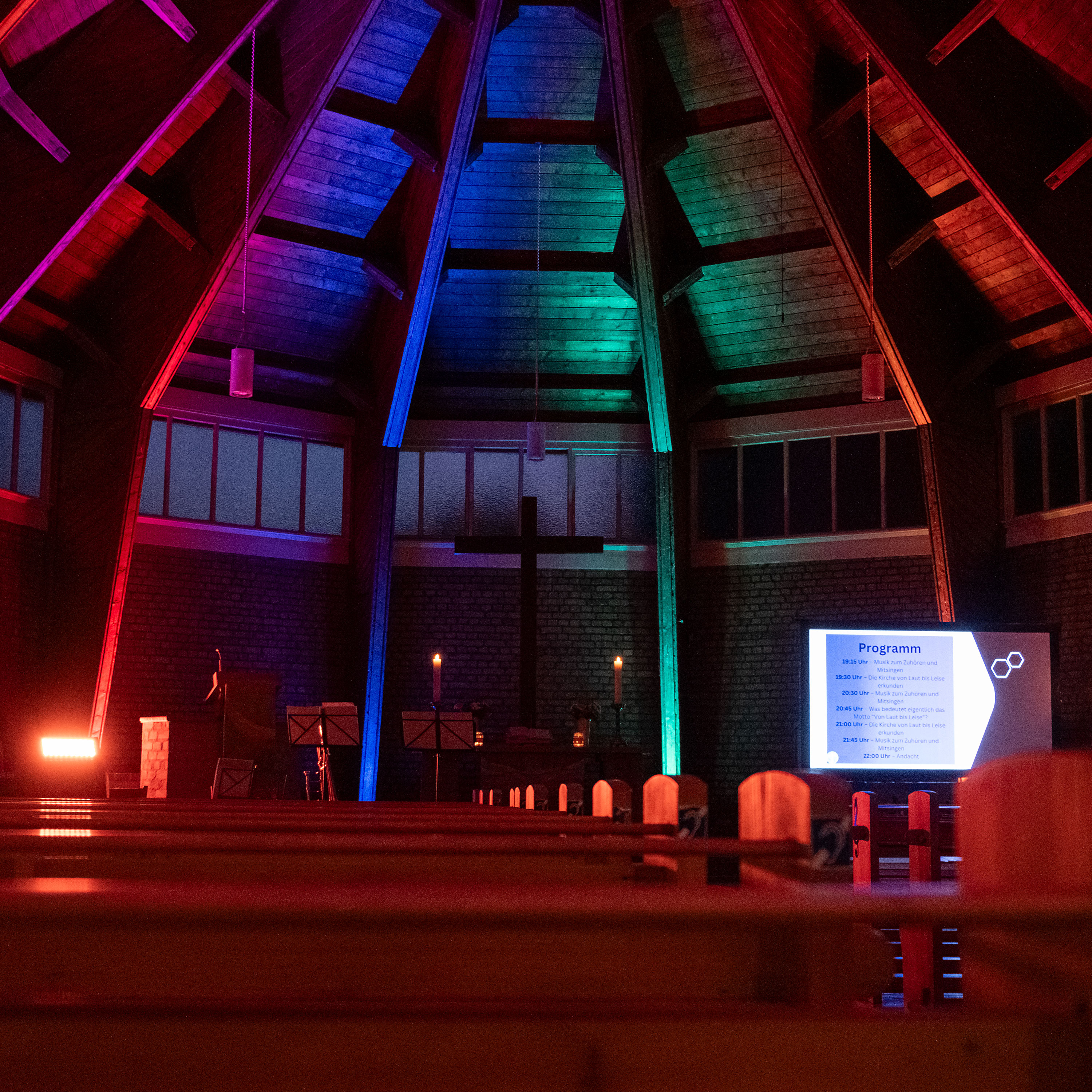 Vicelinkirche Kiel innen bunt beleuchtet