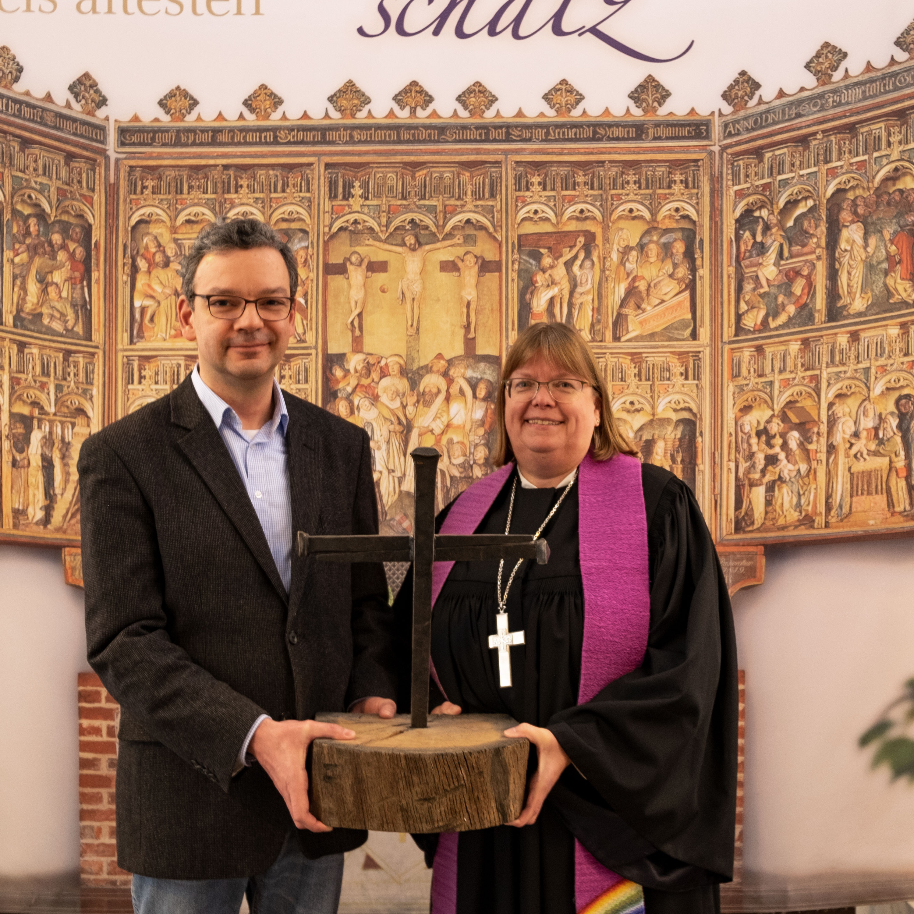 Dr. Timo Erlenbusch und Pröpstin Almut Witt mit einer Nachbildung des Nagelkreuzes