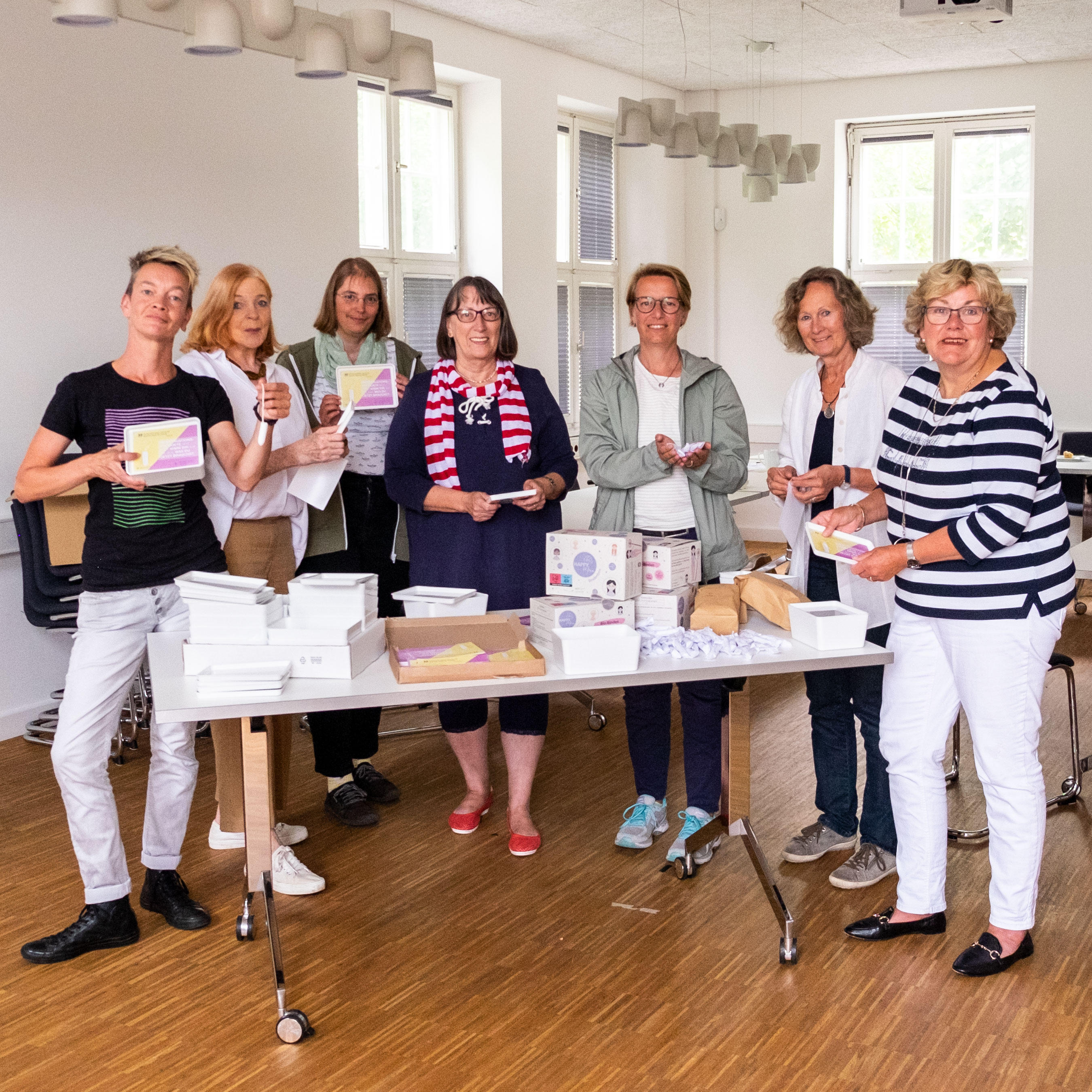 Arbeitsbereich Frauen packt Periodenboxen