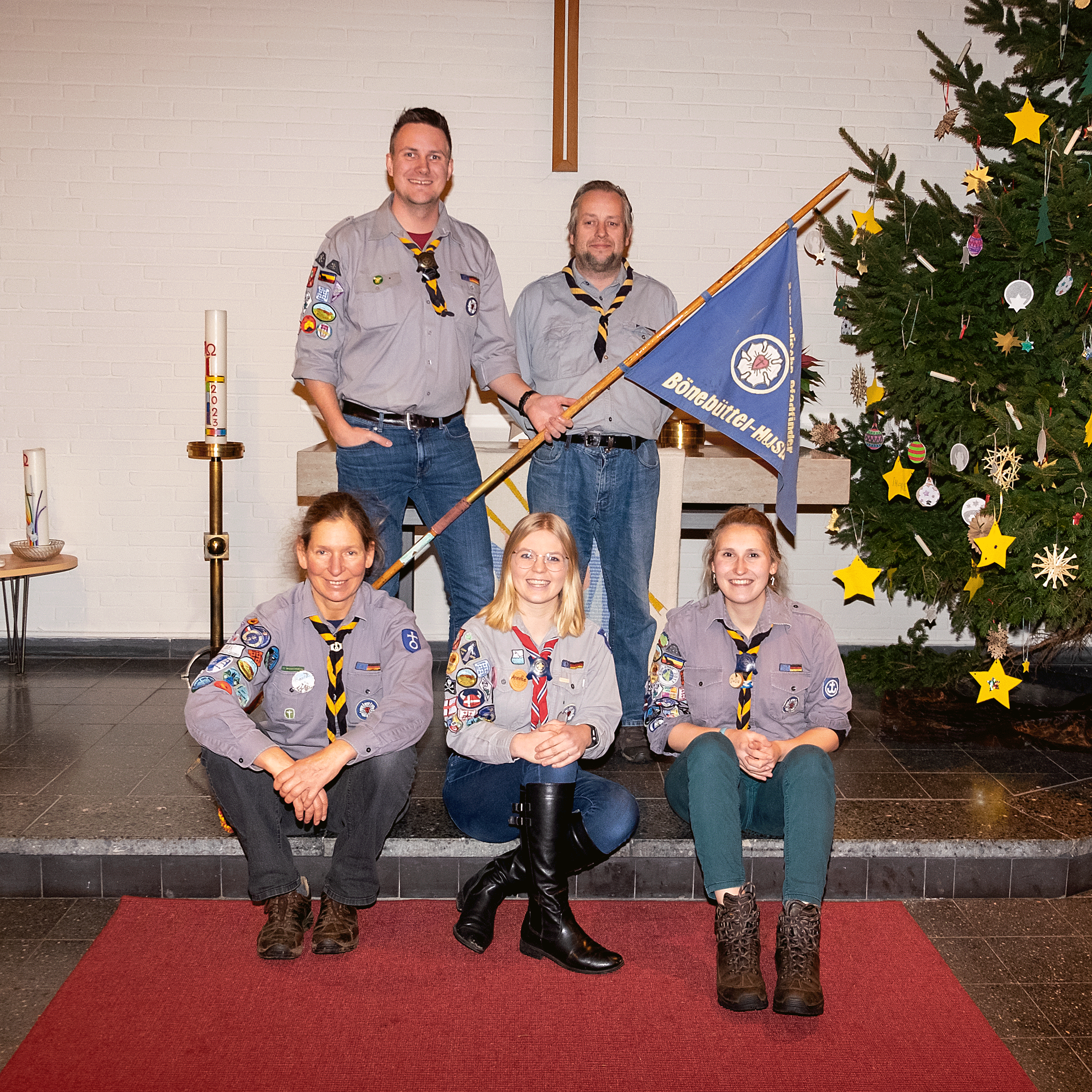 Alte und neue Stammesleitung der Husberger Pfadfinder in der Martinskapelle