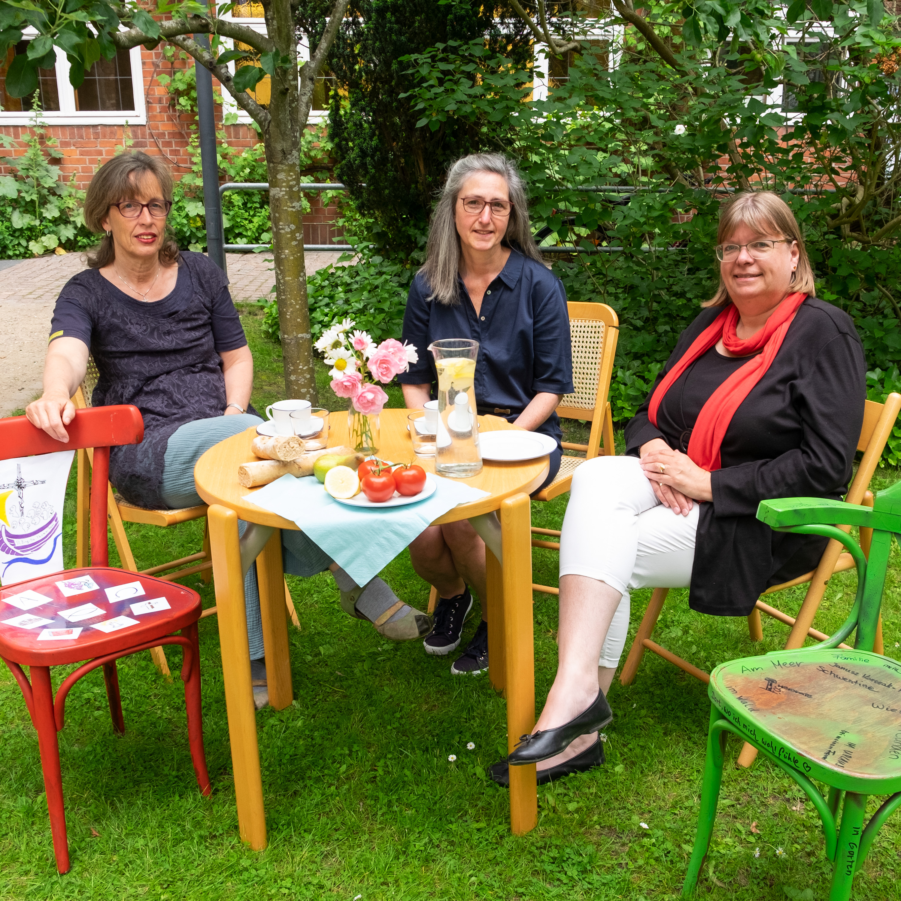 Silke Leng, Rita Becker, Pröpstin Almut Witt im Klostergarten Kiel 