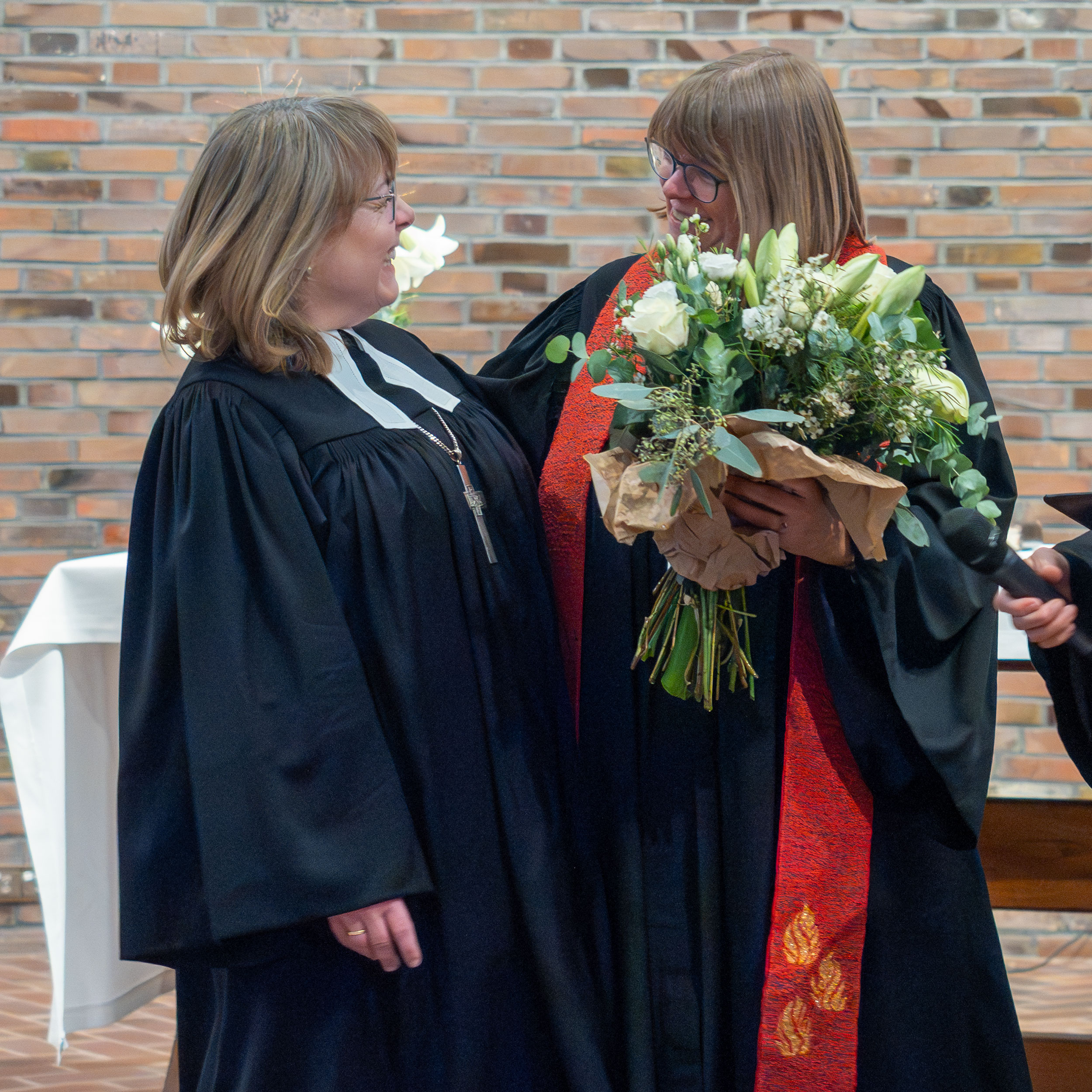 Almut Witt überreicht einen Blumenstrauß an Simone Pottmann Almut Witt überreicht einen Blumenstrauß an Simone Pottmann
