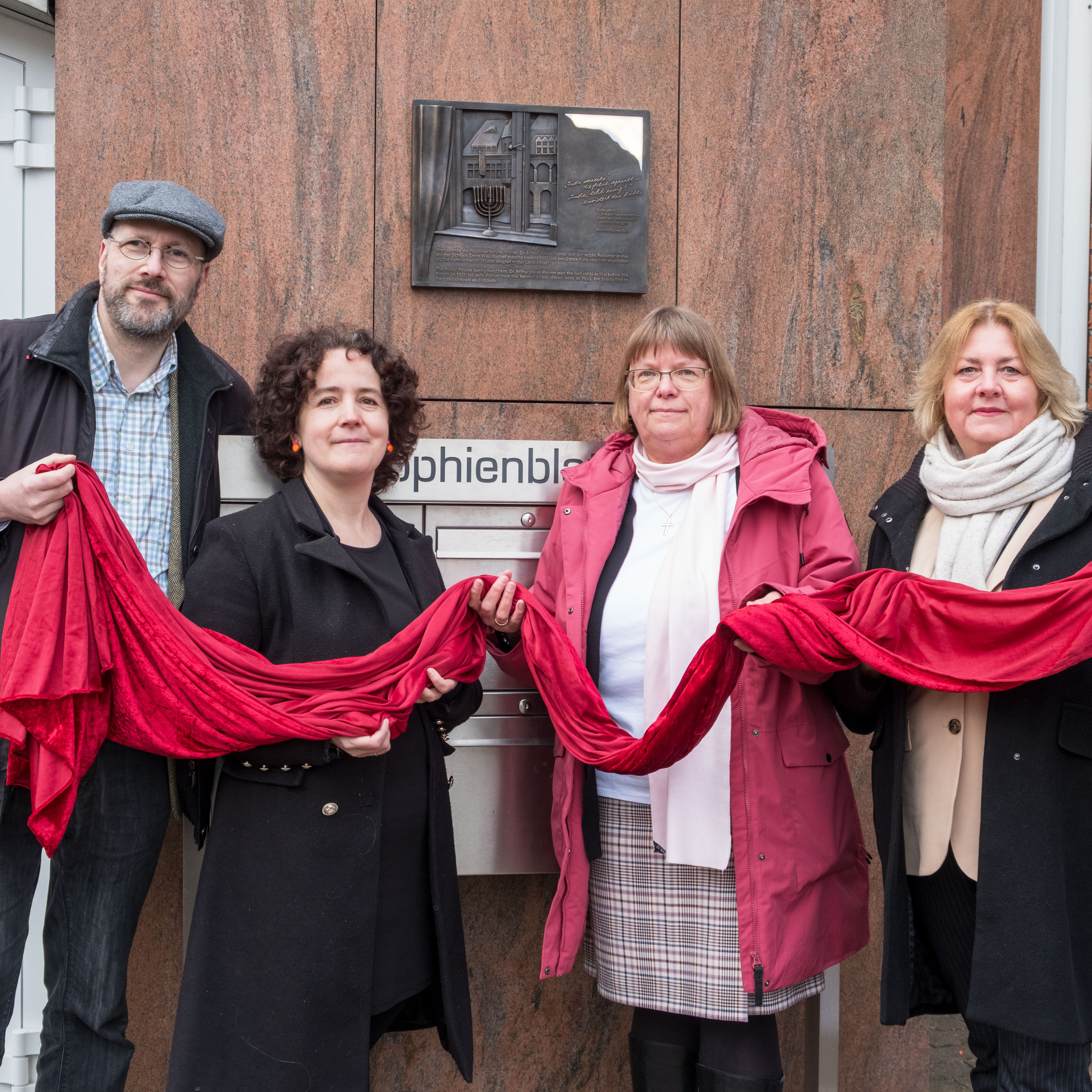Walter J. Pannbacker, Ute Diez, Almut Witt und Bettina Aust enthüllen die Posner-Gedenktafel