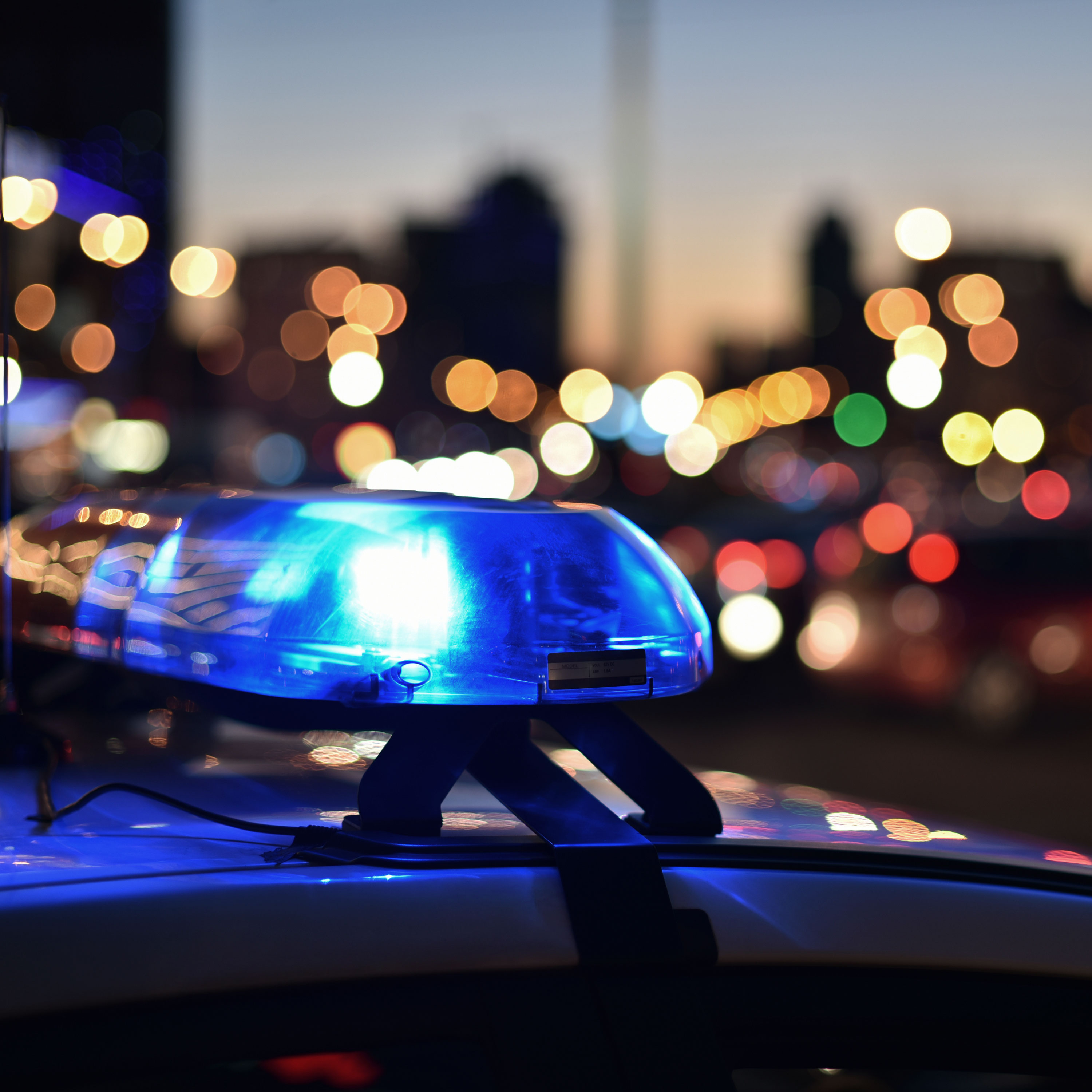 Blaulicht vor Großstadtlichtern