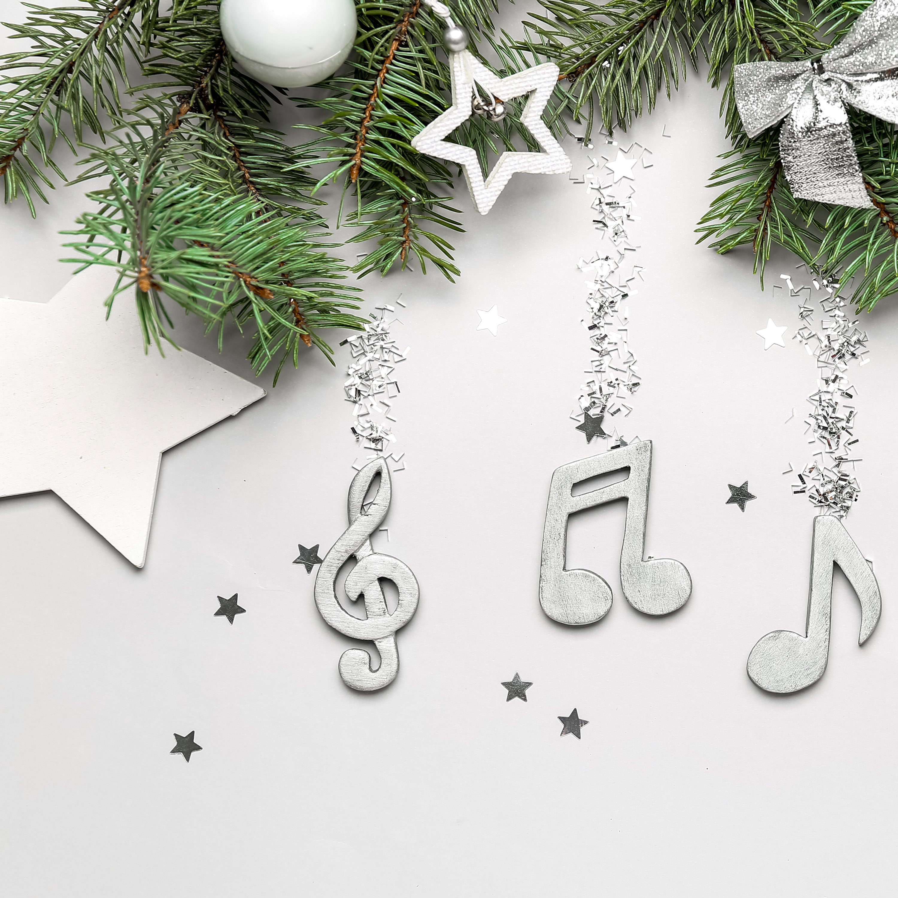 Noten und Weihnachtssterne