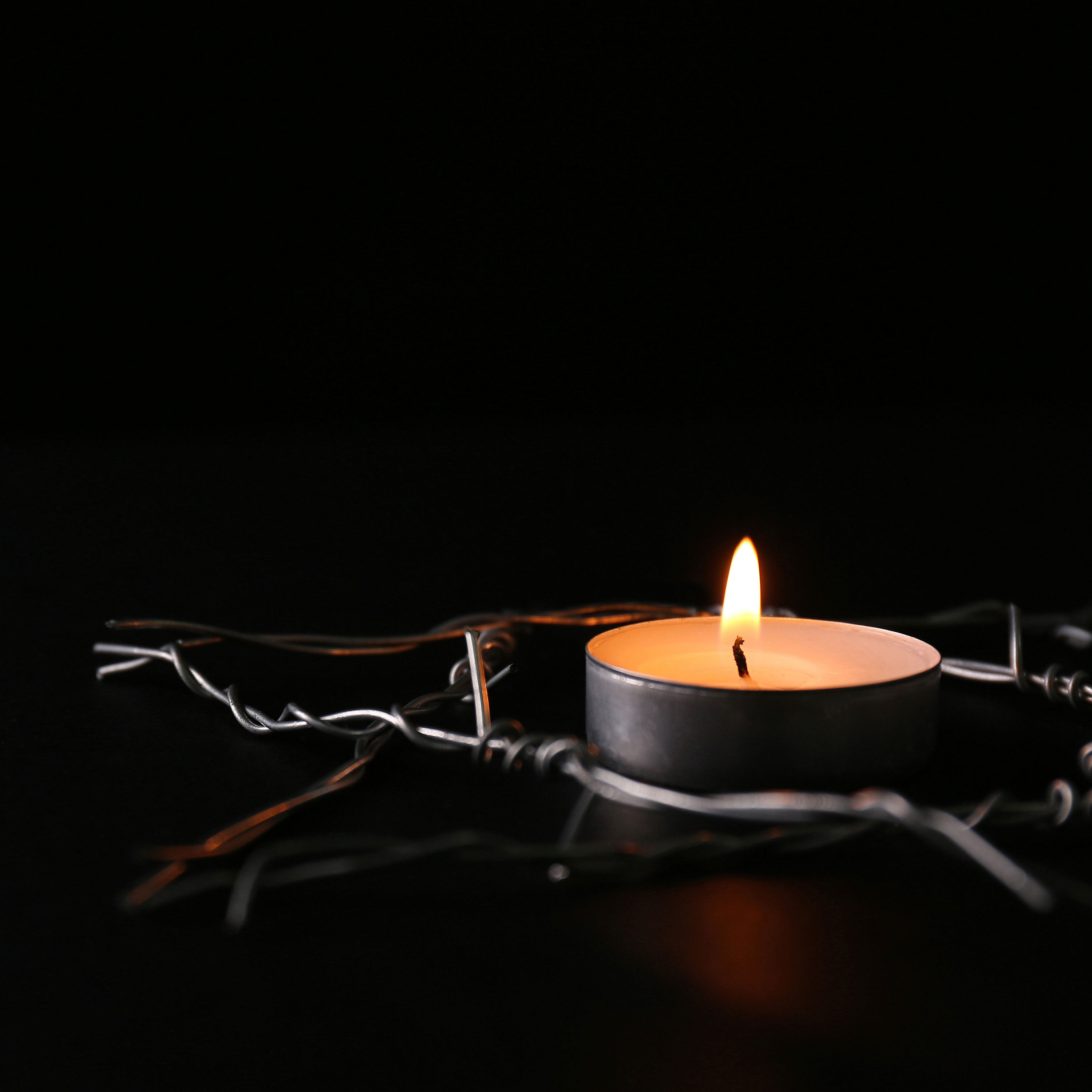 Teelicht umwunden mit Stacheldraht